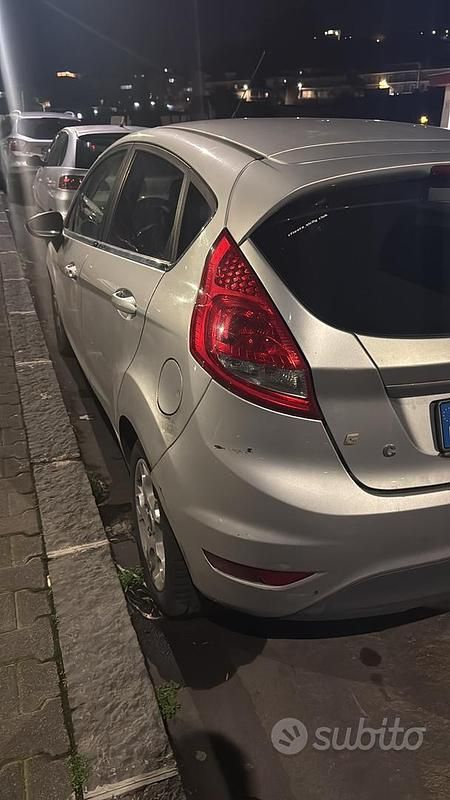 Usata Ford Fiesta 95 CV (69 kW) 2011 Grigio Berlina