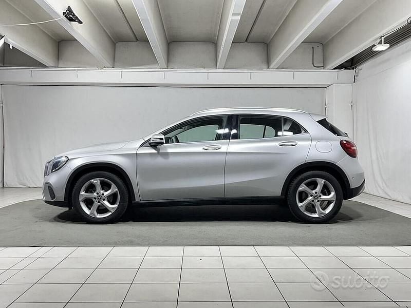 Usata Mercedes GLA180 122 CV (89 kW) 2017 Grigio SUV