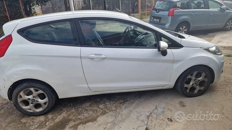 Usata Ford Fiesta 70 CV (51 kW) 2012 Bianco Utilitaria
