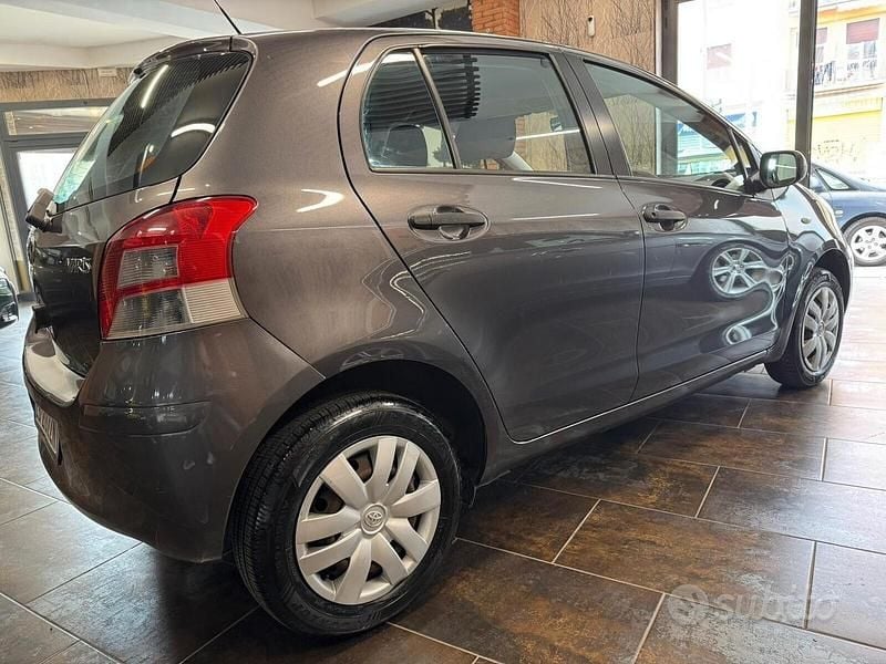 Usata Toyota Yaris Eco 69 CV (50 kW) 2010 Grigio Utilitaria