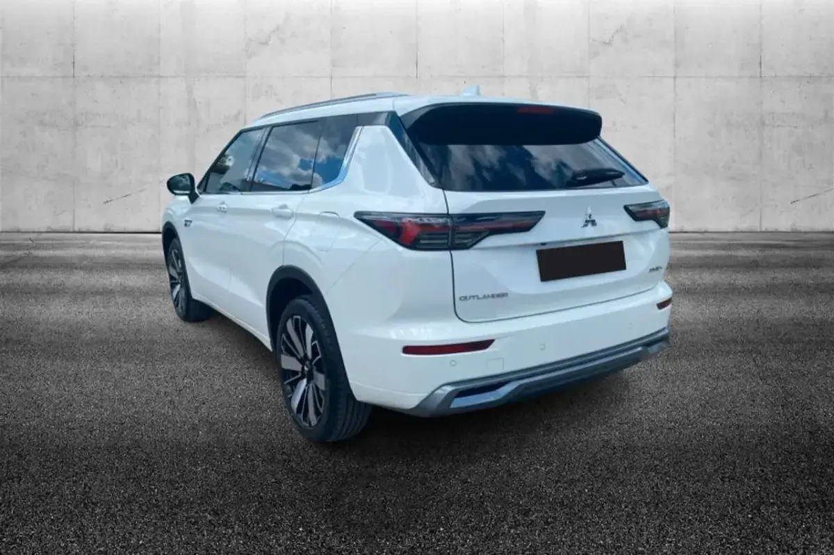 Nuova Mitsubishi Outlander P-HEV Intense 224 CV (164 kW) 2026 Bianco Station wagon