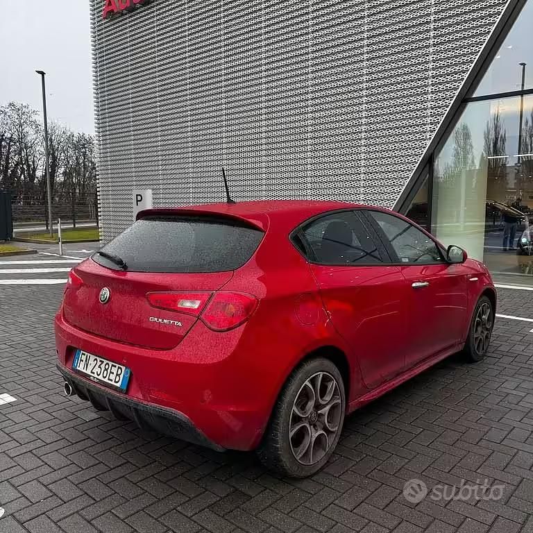 Usata Alfa Romeo Giulietta 120 CV (88 kW) 2018 Rosso Utilitaria