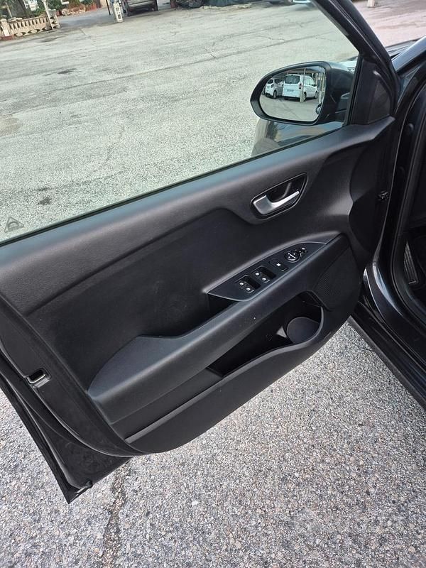 Usado Kia Rio 84 HP (61 kW) 2019 Cinzento Sedan