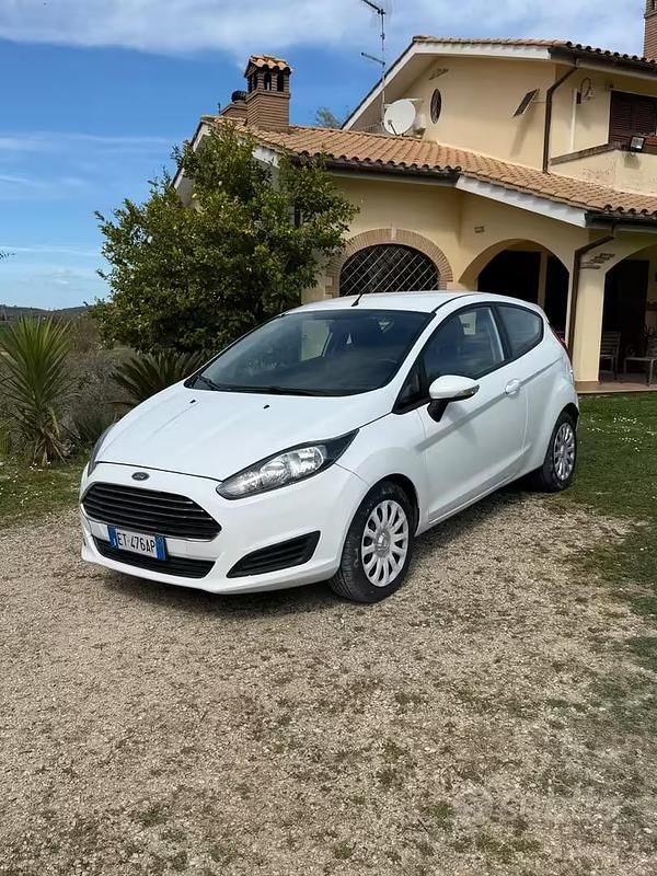 Usata Ford Fiesta Titanium 96 CV (70 kW) 2014 Bianco Utilitaria