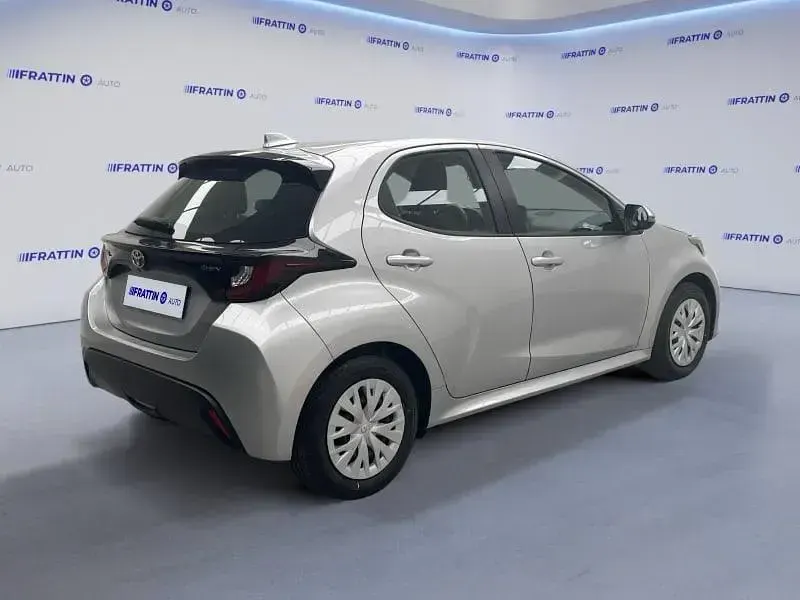 Usata Toyota Yaris Hybrid Active 92 CV (67 kW) 2025 Argento Berlina