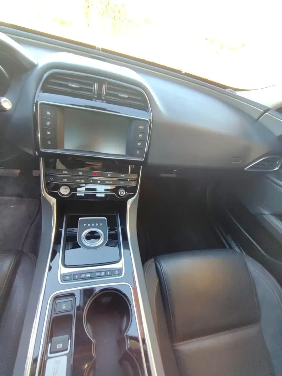 Usata Jaguar XE Portfolio 180 CV (132 kW) 2015 Grigio Berlina