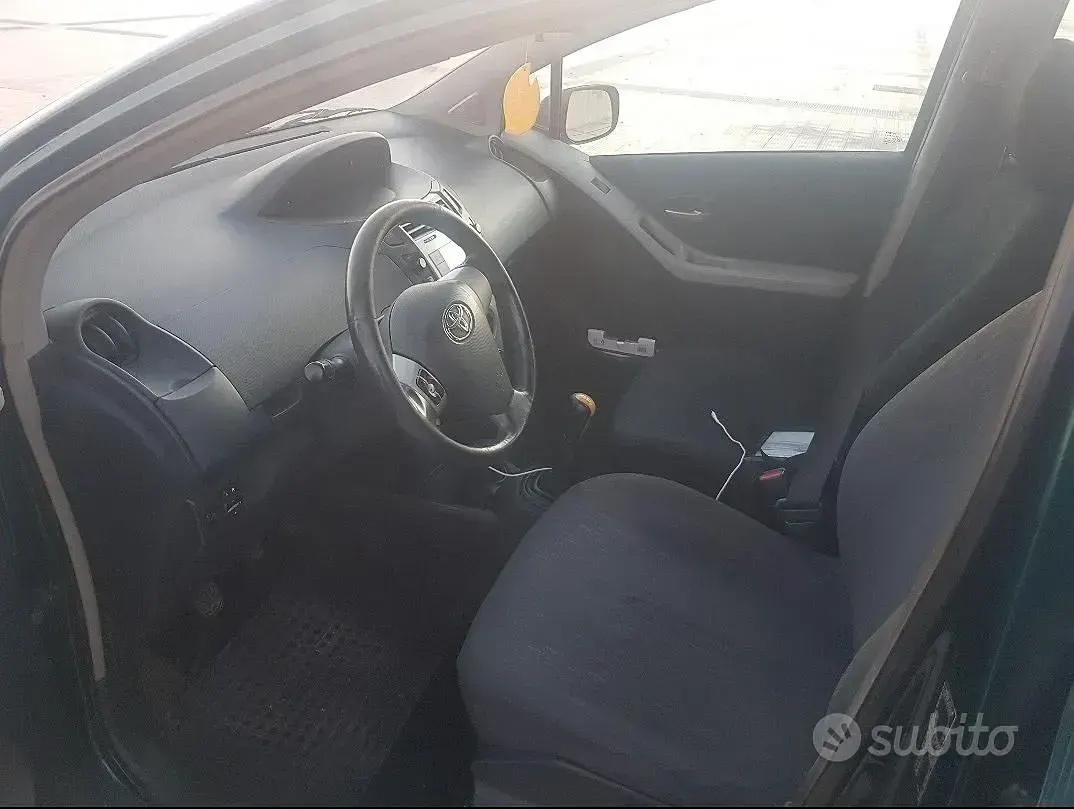 Usata Toyota Yaris 90 CV (66 kW) 2006 Verde Utilitaria