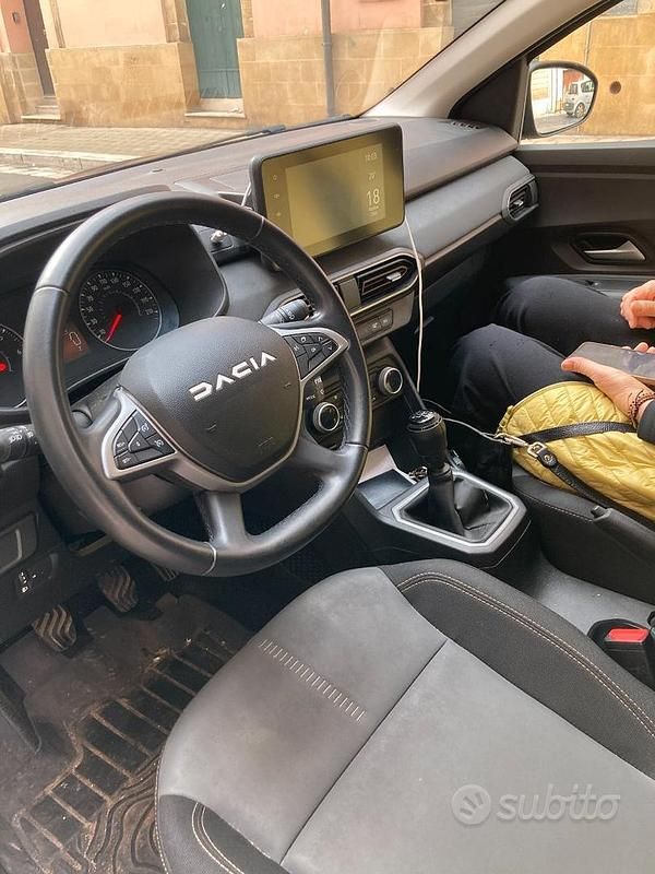 Nero Usata 2023 Dacia Jogger Extreme Monovolume | 17.500 € (Buon prezzo) - Immagine 1/2
