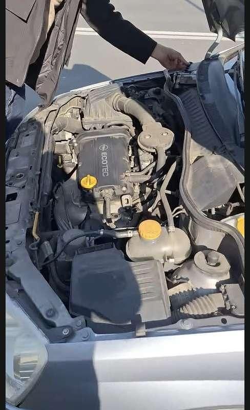 Usata Opel Corsa 75 CV (55 kW) 2004 Argento Utilitaria