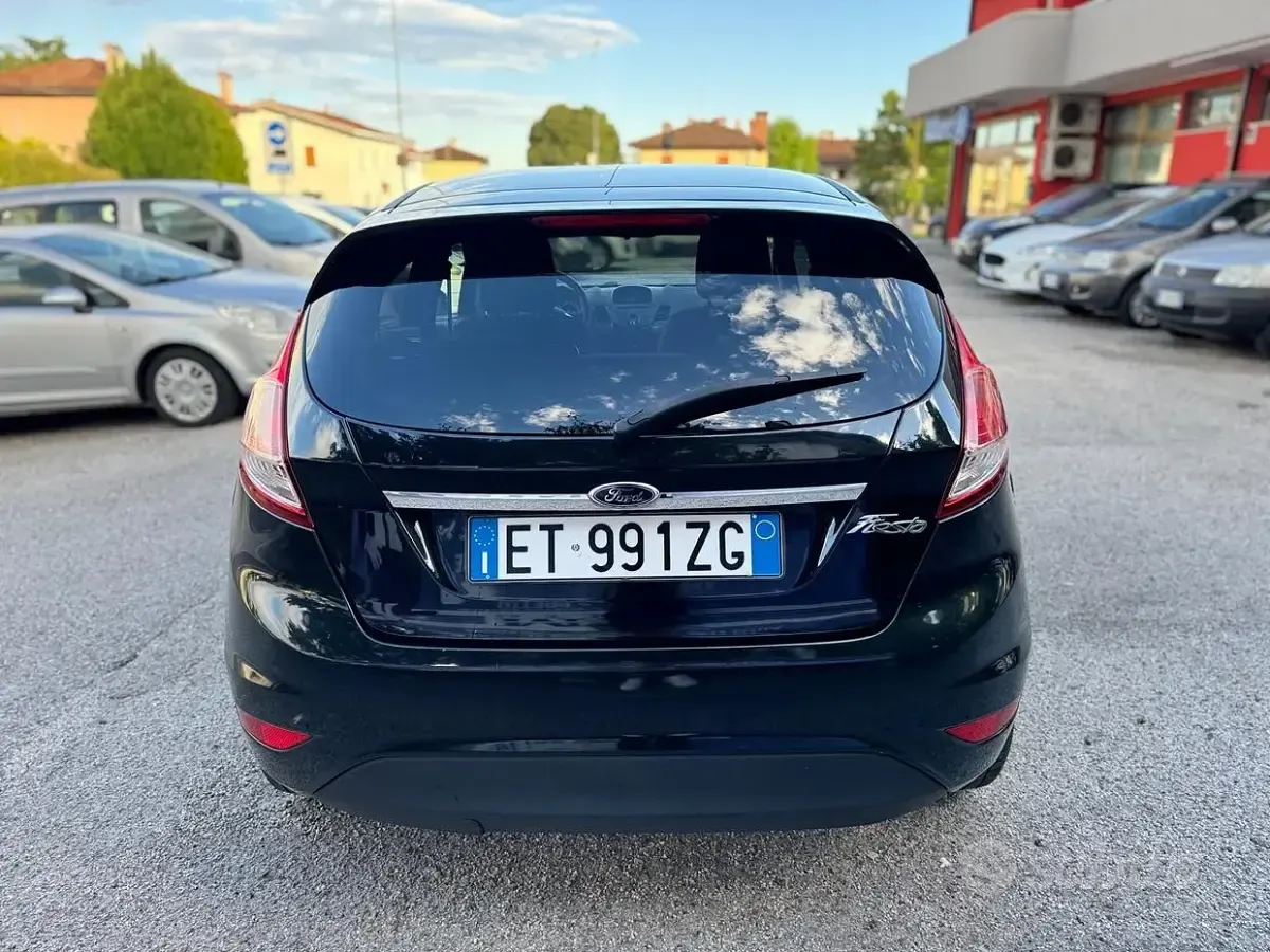 Usata Ford Fiesta Titanium 75 CV (55 kW) 2014 Nero Utilitaria