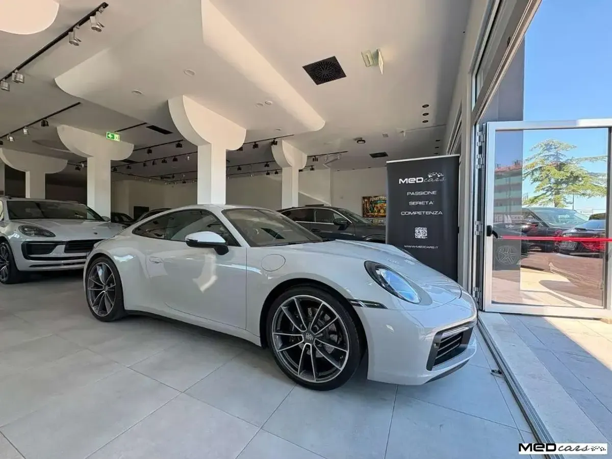 Usata Porsche 992 385 CV (283 kW) 2020 Grigio chiaro Coupé