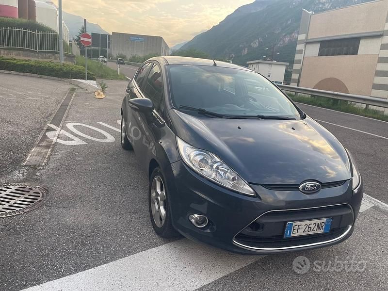 Usata Ford Fiesta Titanium 70 CV (51 kW) 2010 Grigio Utilitaria