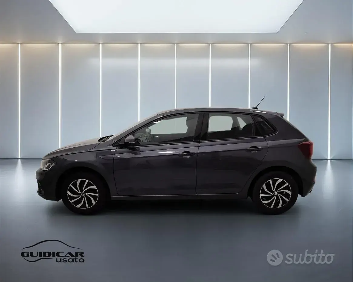 Usata VW Polo Life 95 CV (69 kW) 2023 Grigio metallizzato scuro Utilitaria