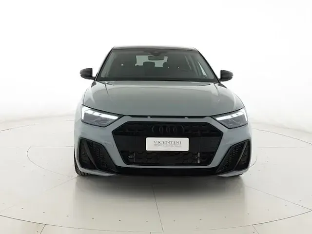 Nuova Audi A1 Sportback Ambiente 116 CV (85 kW) 2026 Grigio freccia perla nero mito metallizzato Utilitaria