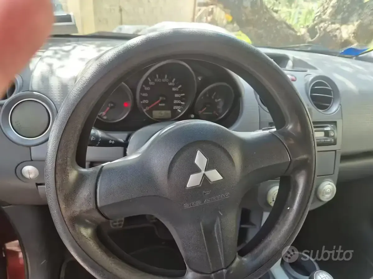 Usata Mitsubishi Colt 109 CV (80 kW) 2005 Marrone Utilitaria
