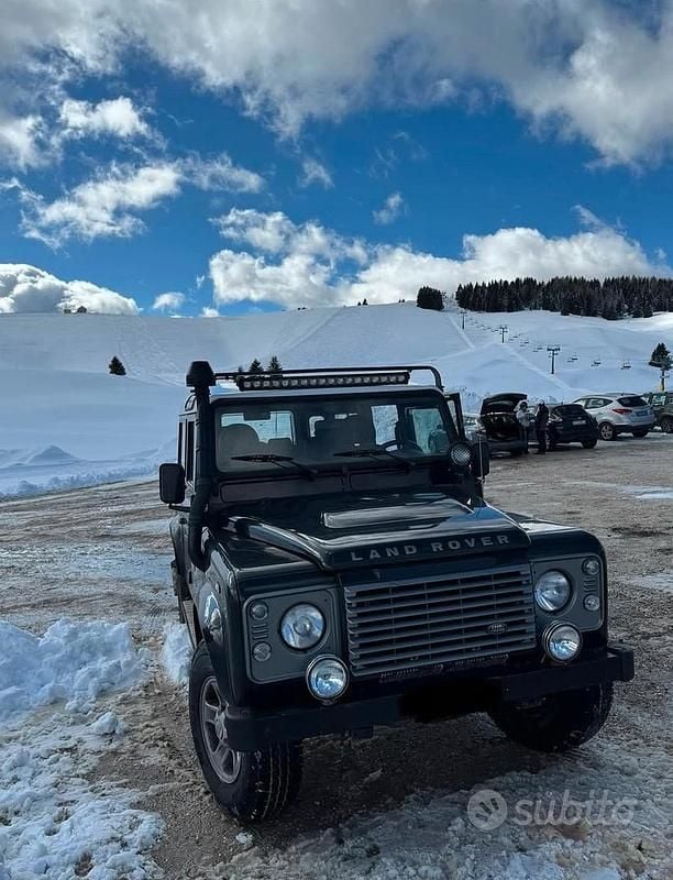 Usado Land Rover Defender SE 122 CV (89 kW) 2011 Negro Familiar