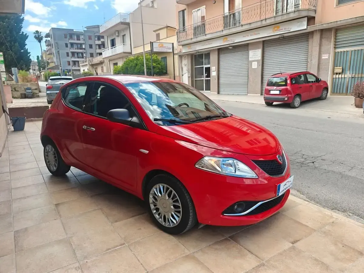 Usata Lancia Ypsilon Platinum 95 CV (69 kW) 2016 Rosso Utilitaria