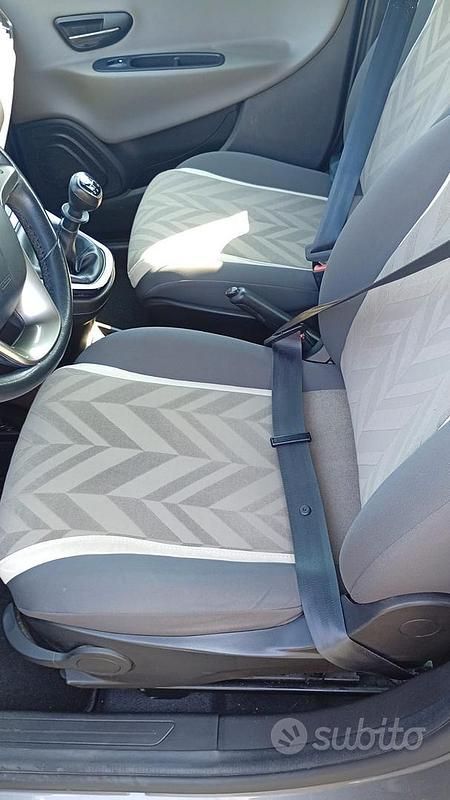 Usata Lancia Ypsilon 69 CV (50 kW) 2018 Grigio Utilitaria