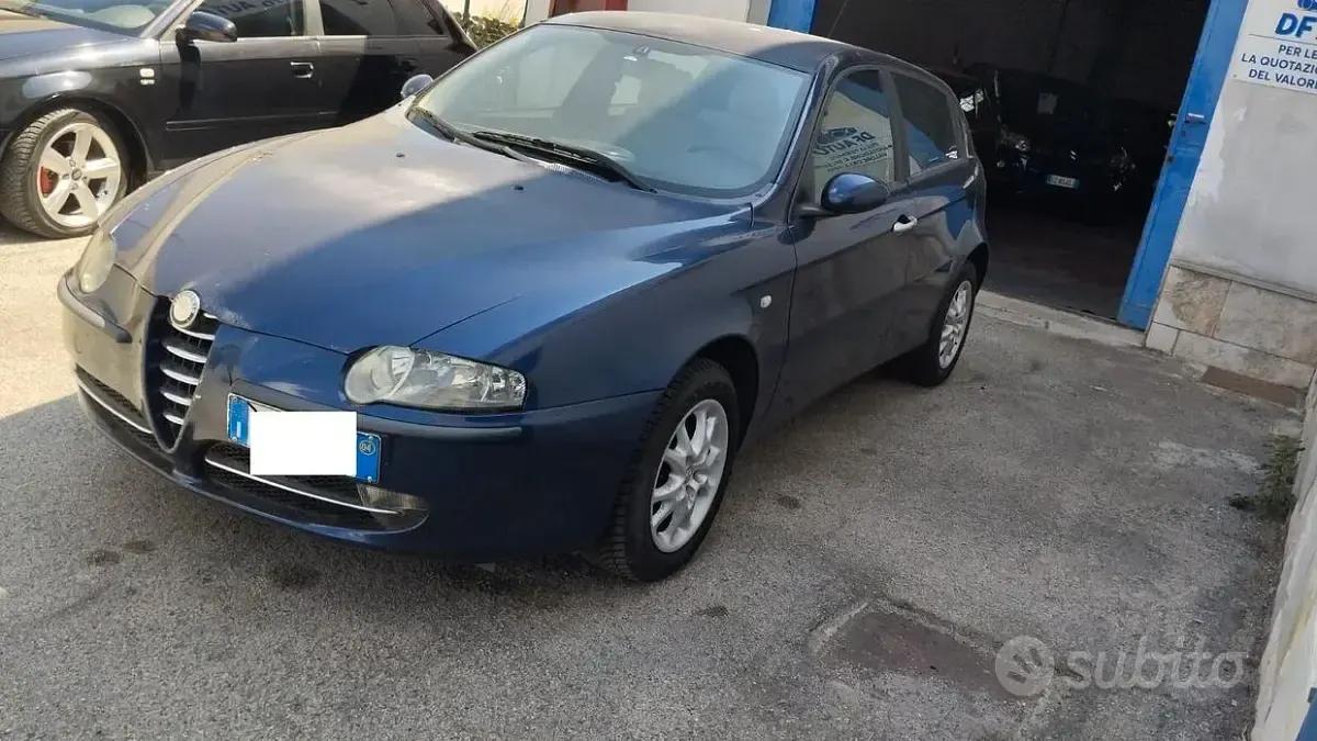 Usata Alfa Romeo 147 Distinctive 116 CV (85 kW) 2004 Blu Utilitaria