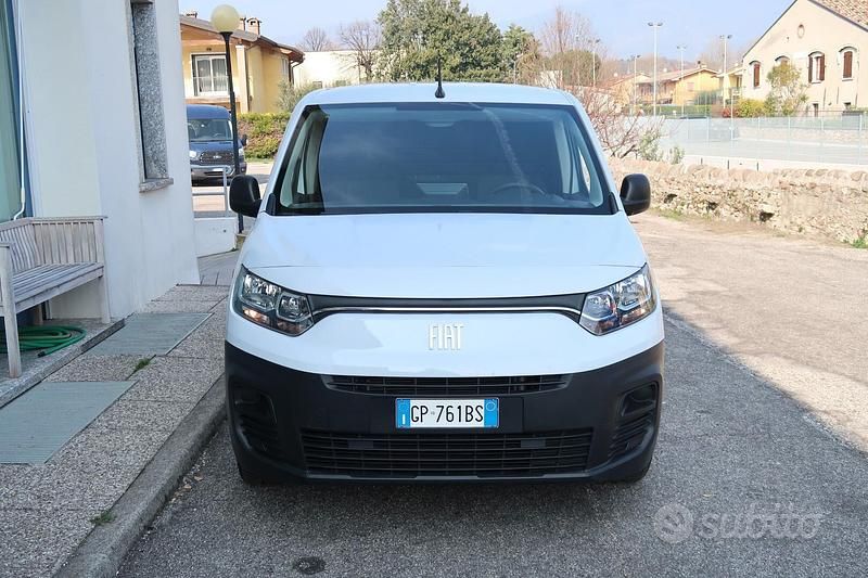Usata Fiat Doblò 100 CV (73 kW) 2023 Bianco Monovolume