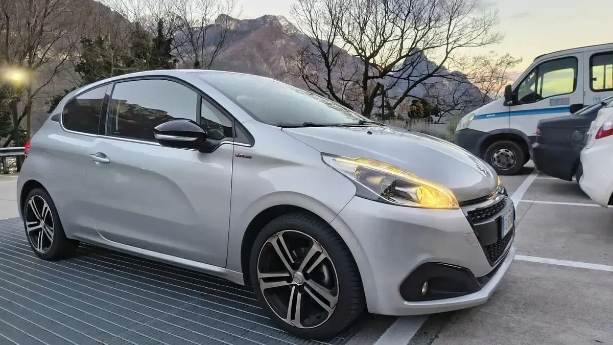 Usata Peugeot 208 GT-line 110 CV (80 kW) 2017 Utilitaria