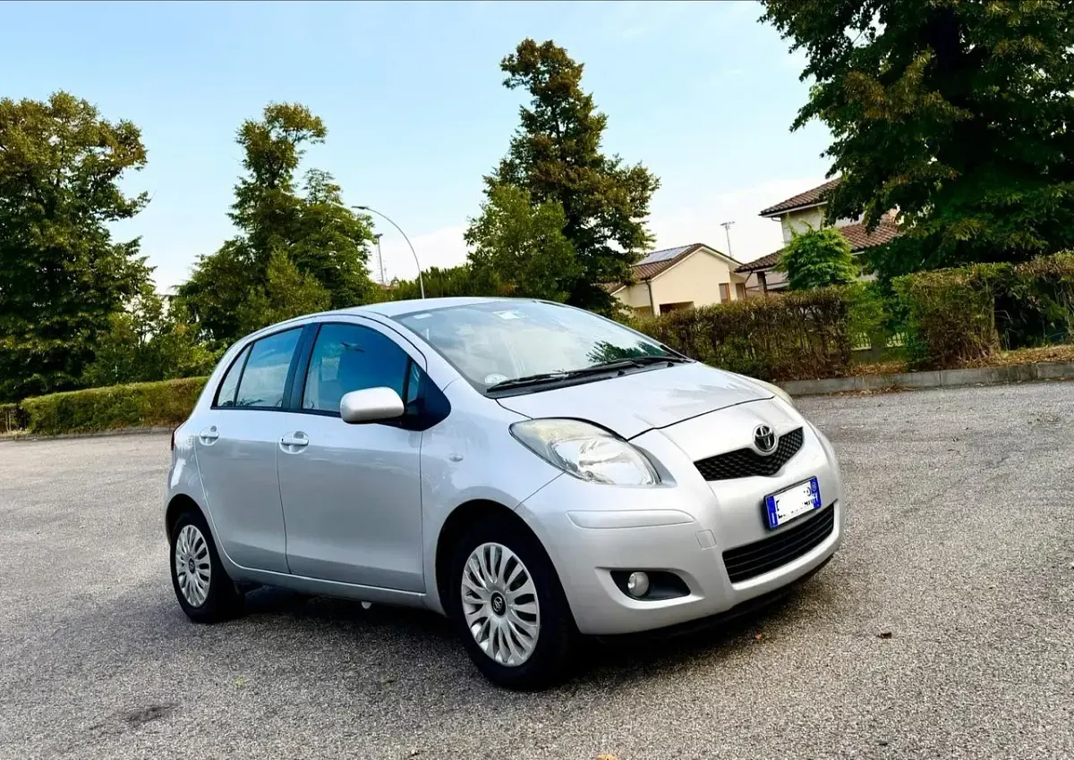 Usata Toyota Auris Active 99 CV (72 kW) 2011 Argento Utilitaria