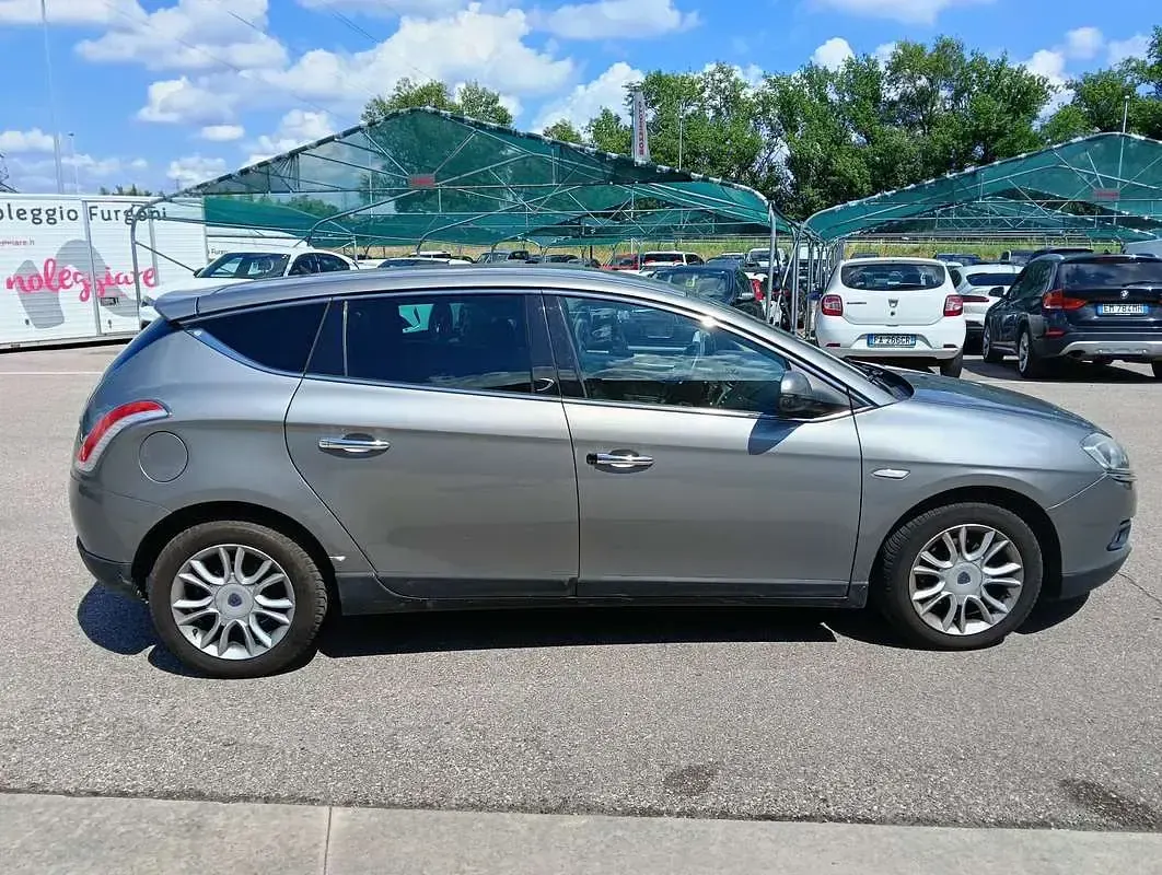 Usata Lancia Delta 120 CV (88 kW) 2010 Grigio Utilitaria