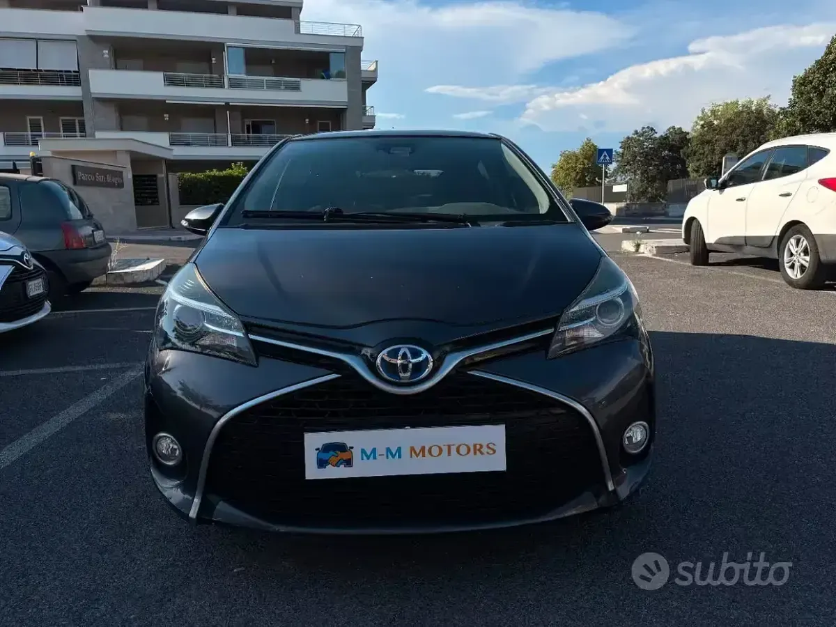Usata Toyota Yaris Hybrid Style 73 CV (53 kW) 2016 Grigio Berlina