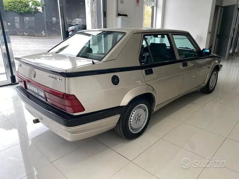 Usata Alfa Romeo 75 148 CV (108 kW) 1988 Beige Berlina