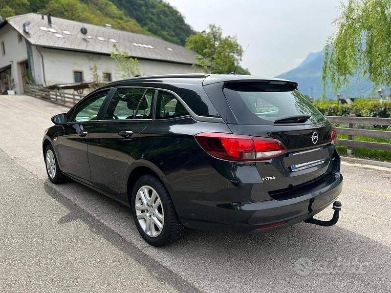 Usata Opel Astra 110 CV (80 kW) 2016 Nero Station wagon