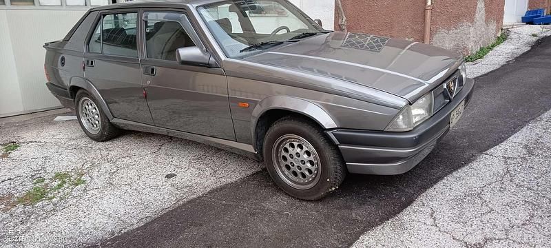 Usata Alfa Romeo 75 145 CV (106 kW) 1988 Argento Berlina
