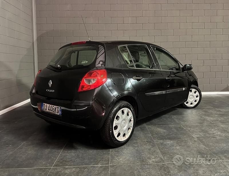 Usata Renault Clio II LE 75 CV (55 kW) 2007 Nero Berlina