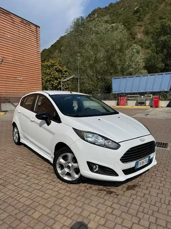 Usata Ford Fiesta 60 CV (44 kW) 2014 Bianco Utilitaria