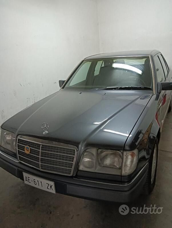 Usata Mercedes E200 136 CV (100 kW) 1995 Grigio Berlina
