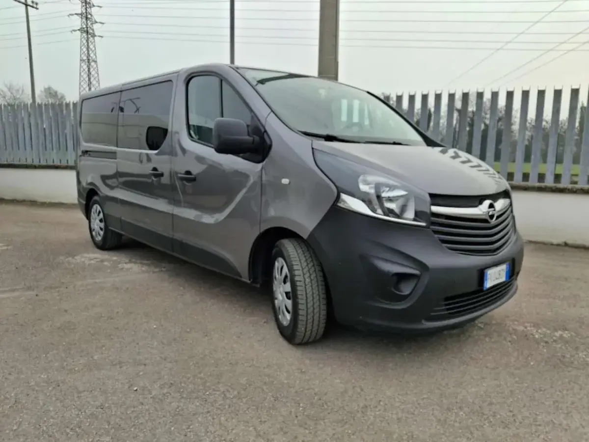 Usata Opel Vivaro 145 CV (106 kW) 2017 Grigio metallizzato Monovolume