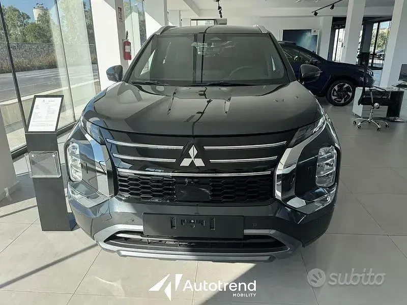 Nuova Mitsubishi Outlander P-HEV Intense 306 CV (225 kW) 2026 Grigio scuro SUV
