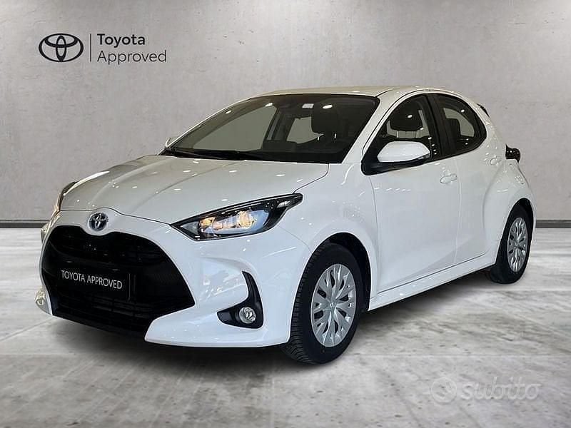 Bianco Usata 2023 Toyota Yaris Hybrid Active Tre volumi | 15.200 € (Super prezzo) - Immagine 1/4