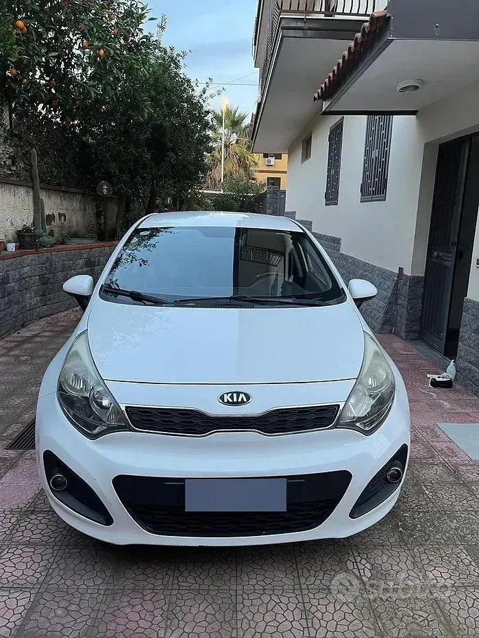 Usata Kia Rio 85 CV (62 kW) 2013 Bianco Berlina