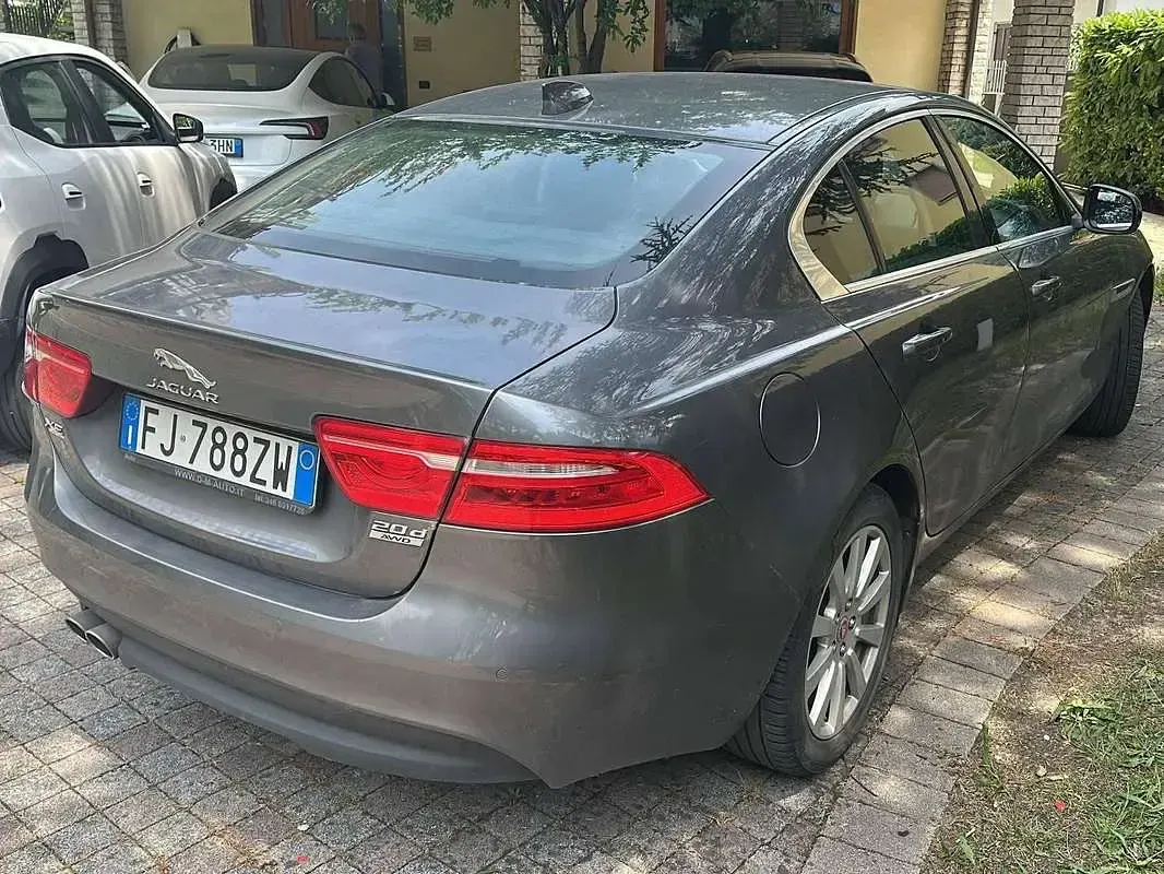Usata Jaguar XE Portfolio 179 CV (131 kW) 2017 Argento Berlina