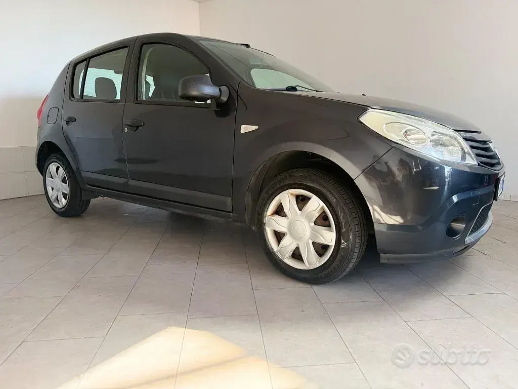 Usata Dacia Sandero 75 CV (55 kW) 2011 Grigio Berlina