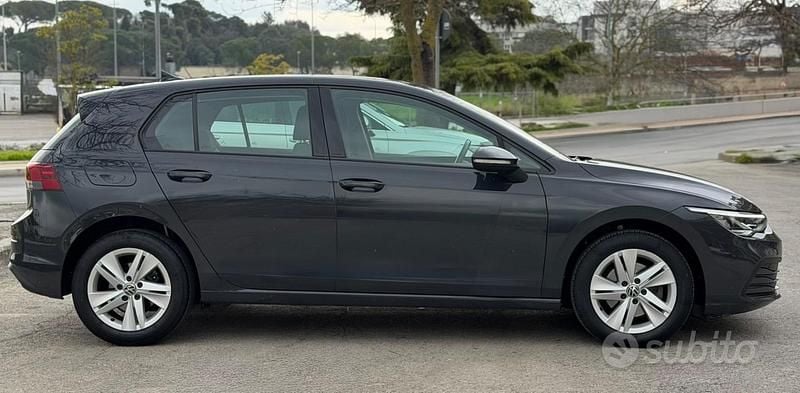 Usata VW Golf VIII Life 116 CV (85 kW) 2022 Grigio Berlina