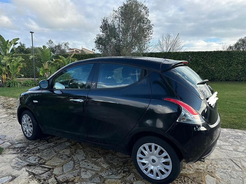 Usata Lancia Ypsilon 80 CV (58 kW) 2012 Nero Utilitaria