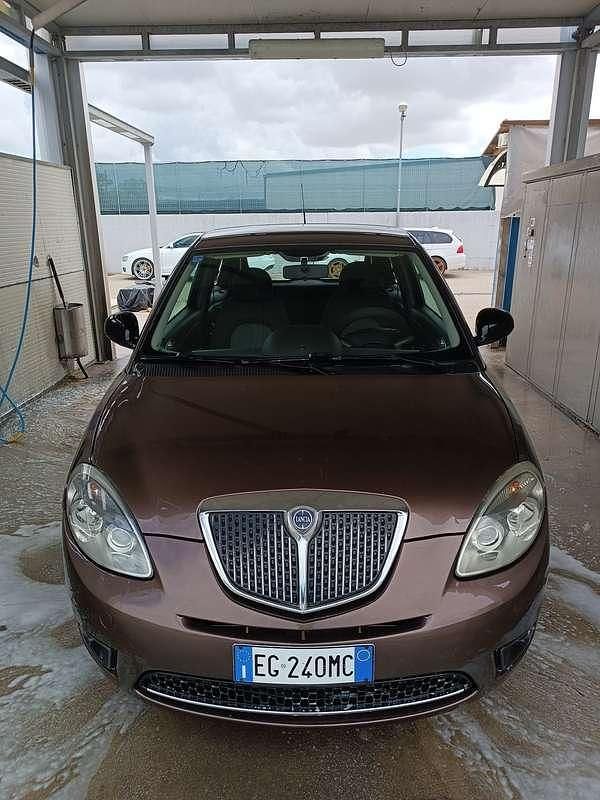 Usata Lancia Ypsilon 75 CV (55 kW) 2011 Marrone Utilitaria