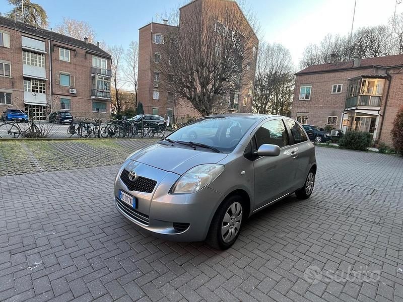 Usata Toyota Yaris 87 CV (63 kW) 2006 Grigio Utilitaria