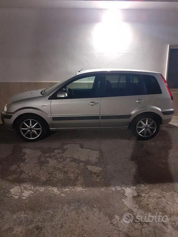 Usata Ford Fusion 68 CV (50 kW) 2007 Grigio Utilitaria