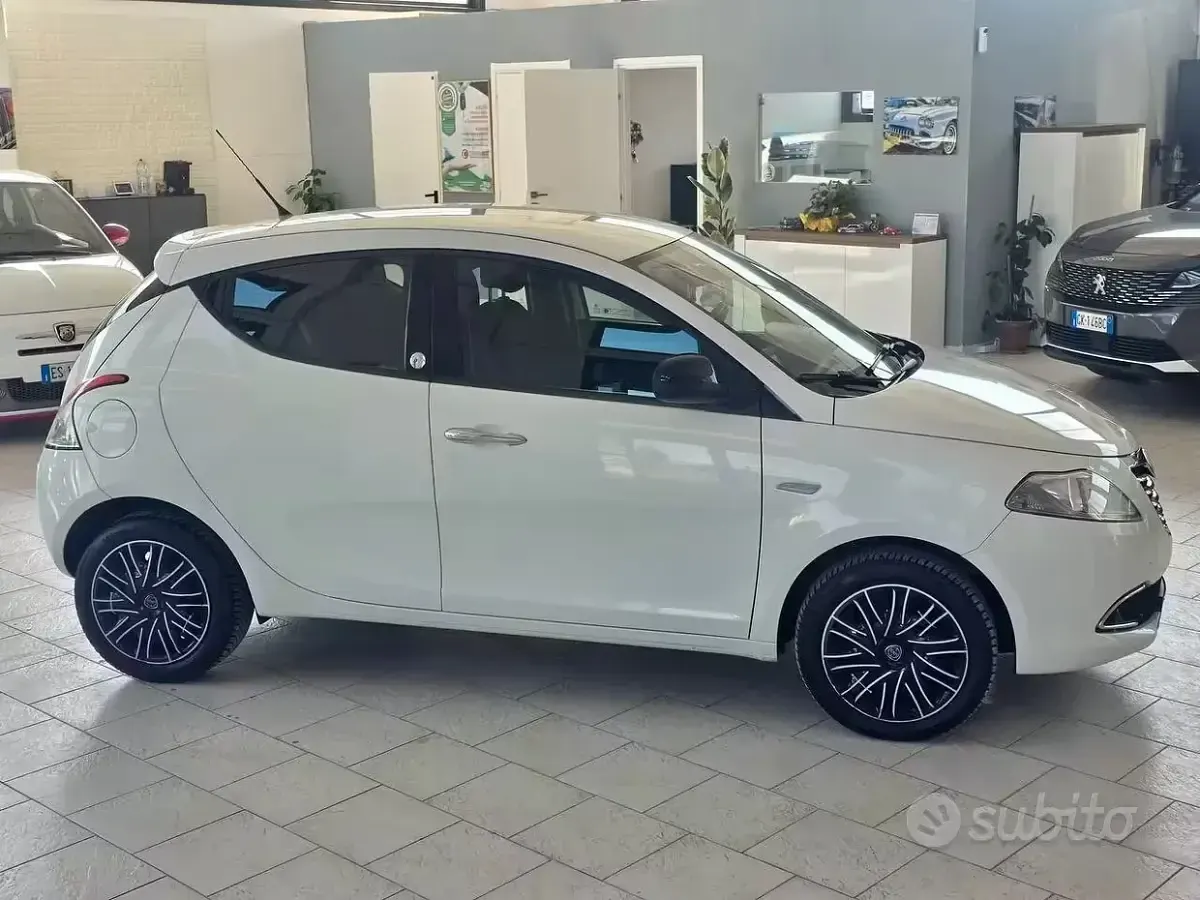 Usata Lancia Ypsilon Gold 69 CV (50 kW) 2012 Bianco Utilitaria