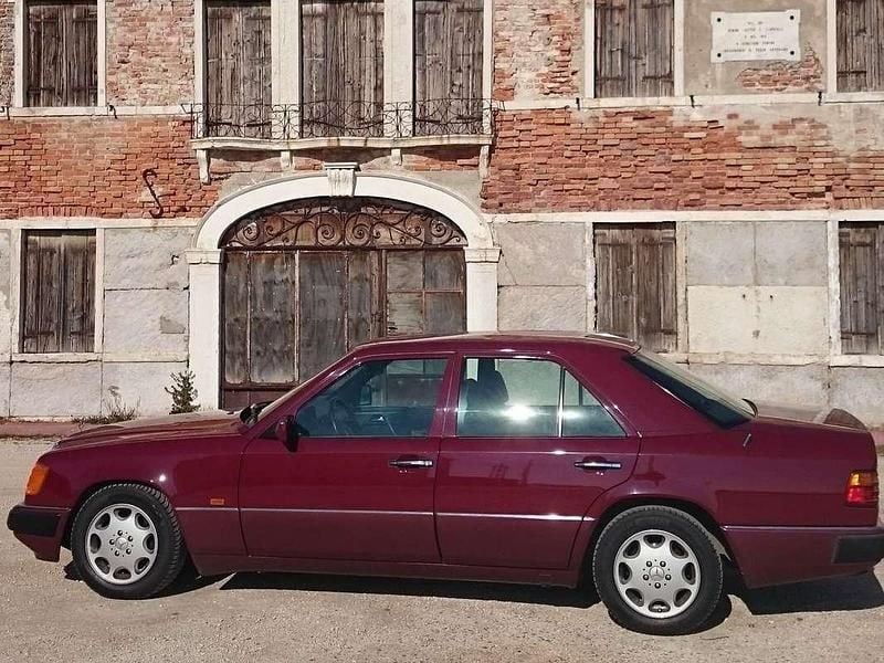Usata Mercedes E200 136 CV (100 kW) 1992 Rosso Berlina