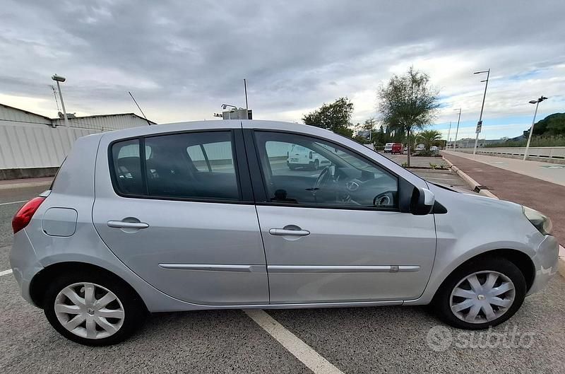 Usata Renault Clio III 90 CV (66 kW) 2012 Grigio Berlina