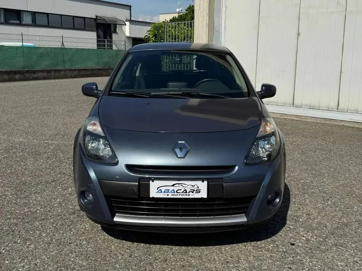 Usata Renault Clio II Dynamique 75 CV (55 kW) 2010 Grigio Berlina