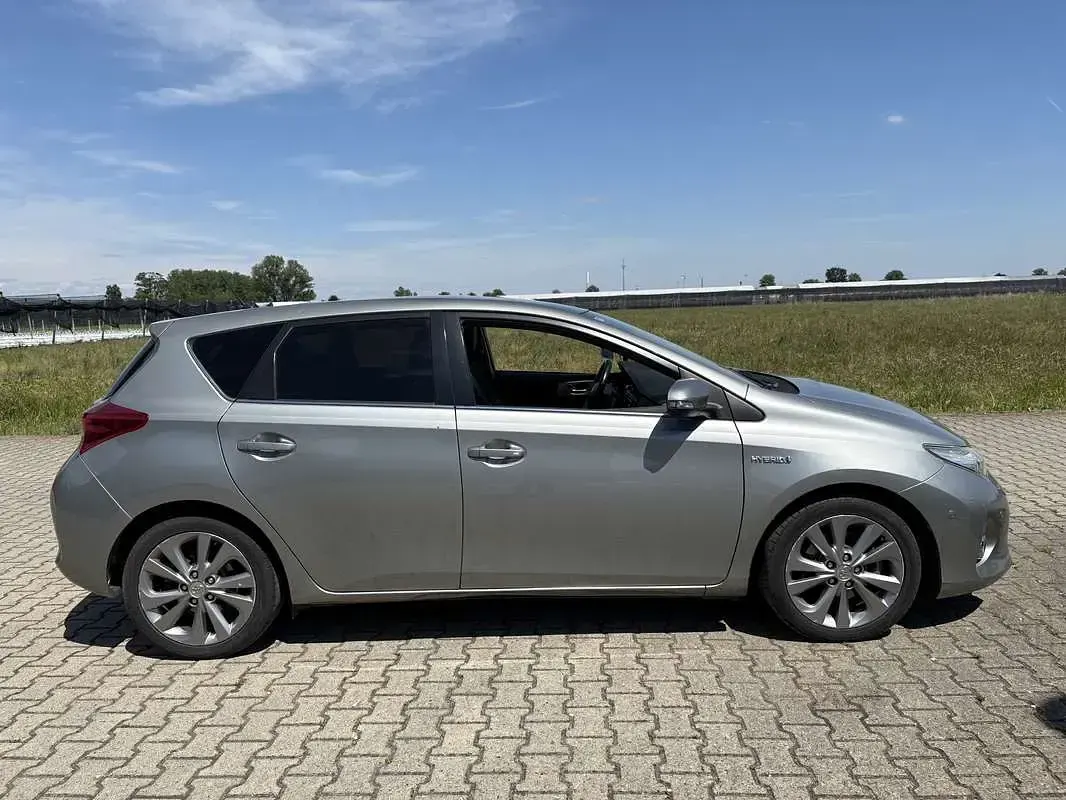 Second-hand Toyota Auris Hybrid Lounge 99 CP (72 kW) 2013 Berlinǎ